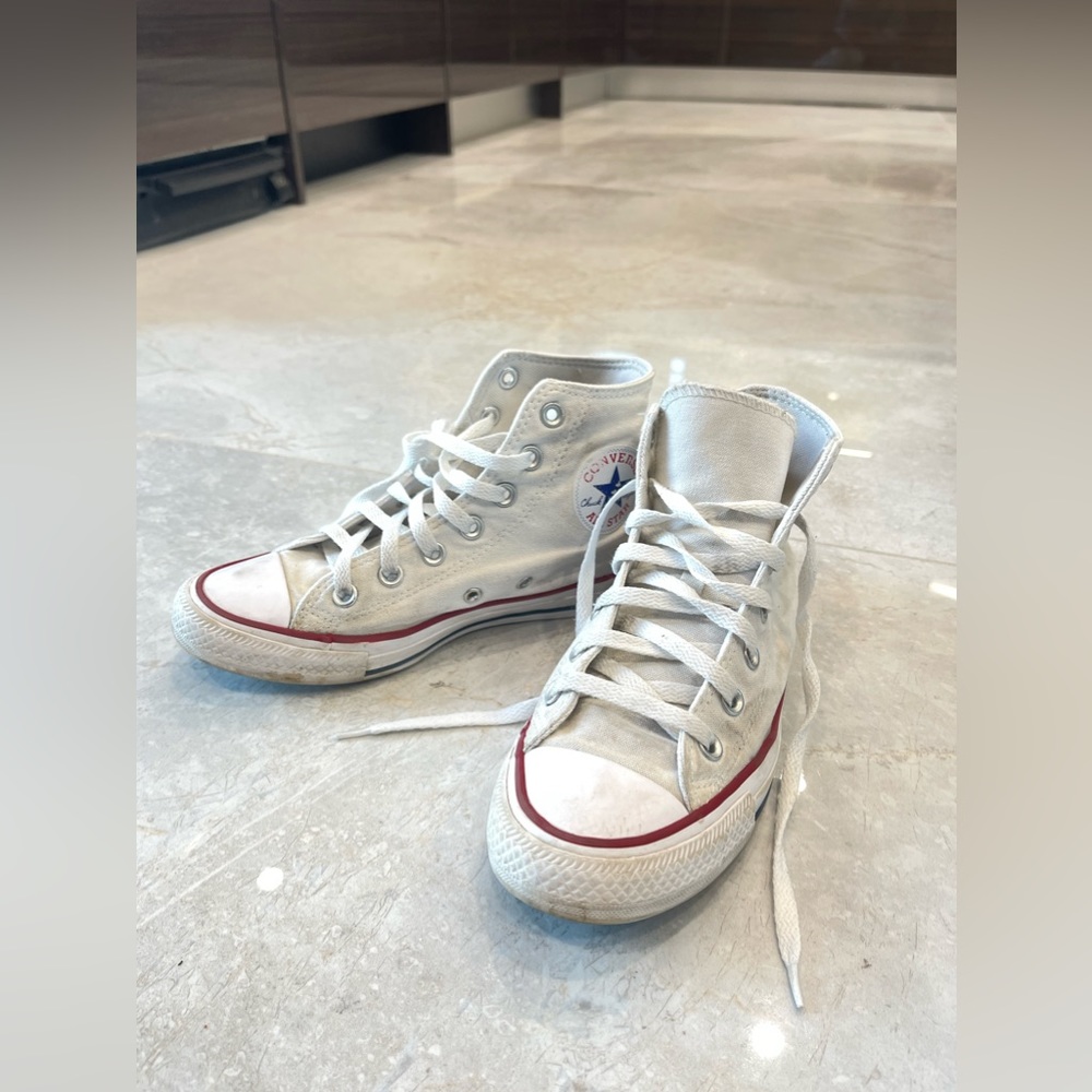 Chuck Taylor Converse - Size 7 WOM, 5 MEN